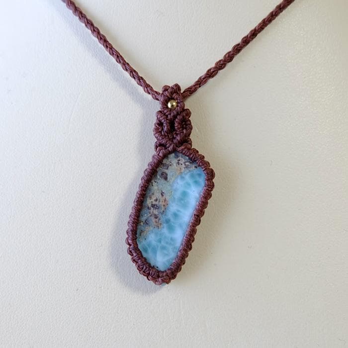 ラリマー スライス原石（ドミニカ共和国産）マクラメ編みペンダント 3828