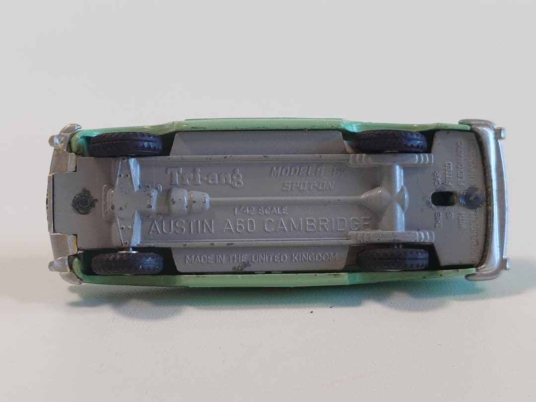 ミニカー SPOT - ON 184 AUSTIN A60 CAMBRIDGE