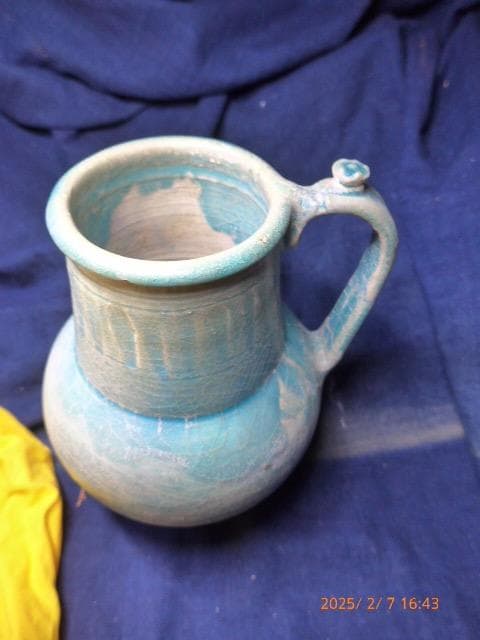 古いものです。ペルシャ 青釉手付壺 形と色の良い壺です