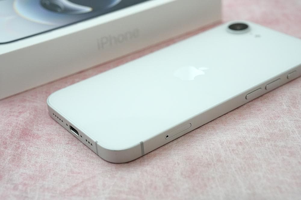 【美品】iPhone 16e ホワイト 本体 SIMフリー バッテリー100%