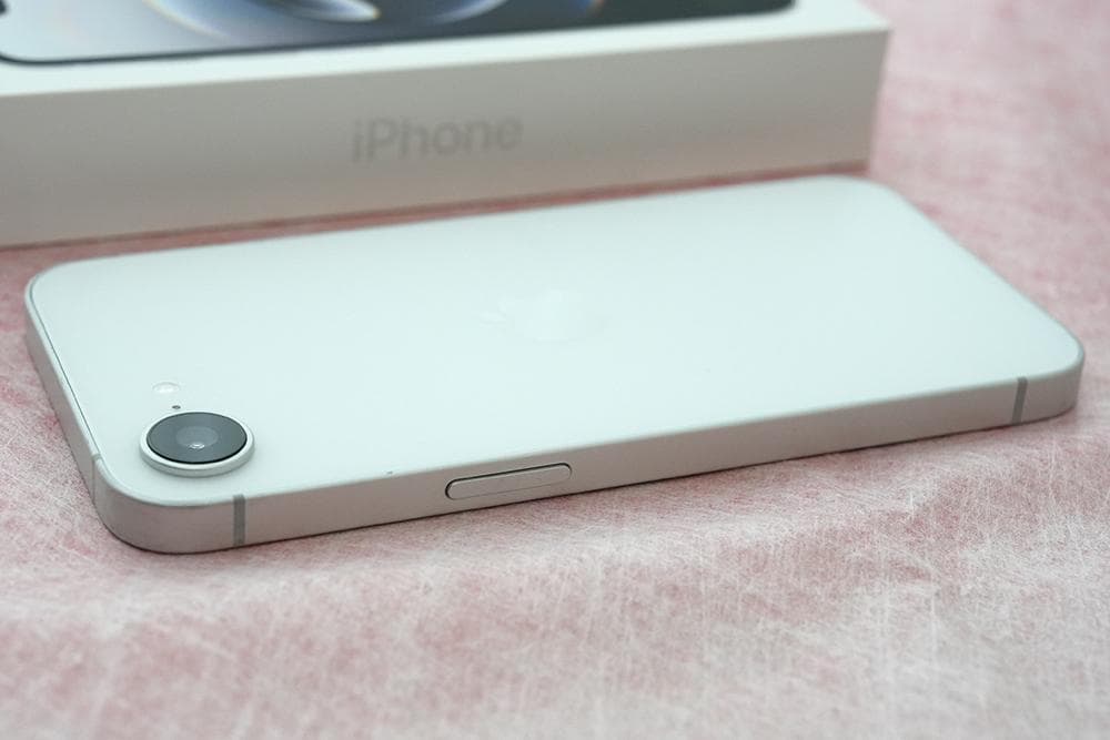 【美品】iPhone 16e ホワイト 本体 SIMフリー バッテリー100%