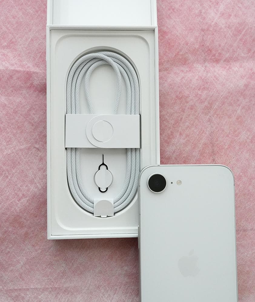 【美品】iPhone 16e ホワイト 本体 SIMフリー バッテリー100%