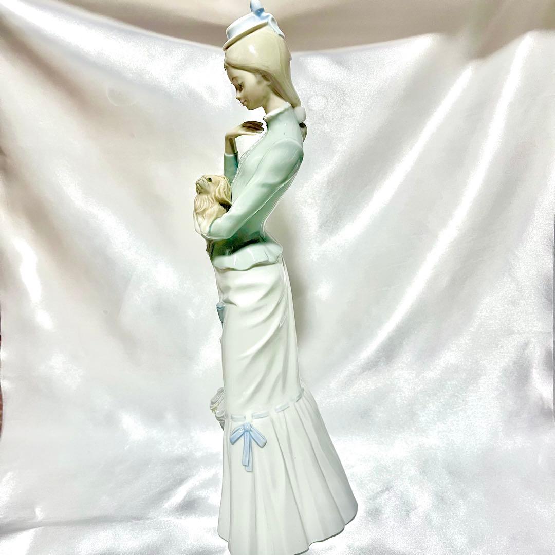 美品！ リヤドロ 仔犬を抱く貴婦人 仔犬とお散歩 犬4893 陶器 置物