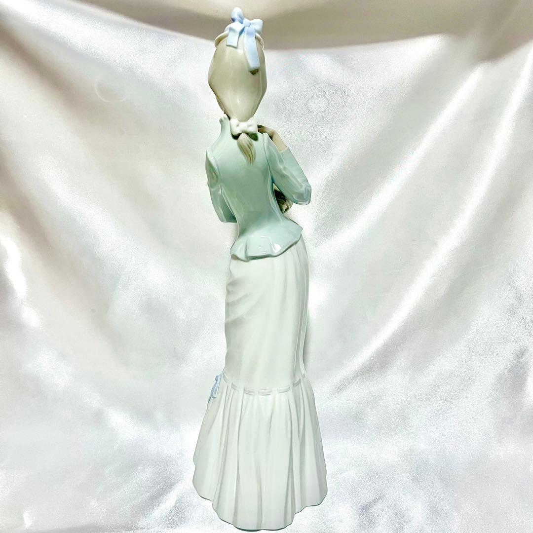 美品！ リヤドロ 仔犬を抱く貴婦人 仔犬とお散歩 犬4893 陶器 置物