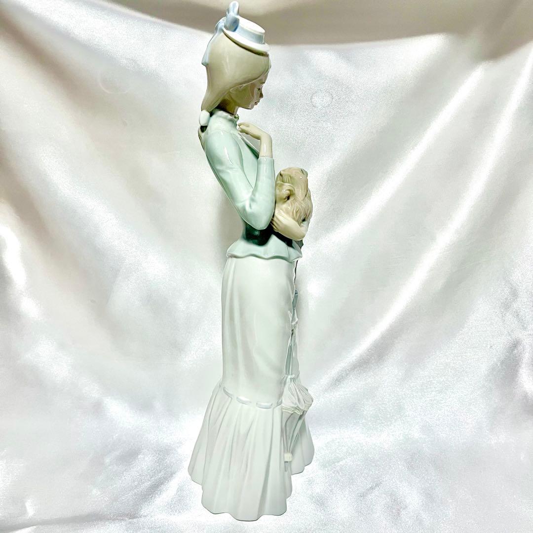 美品！ リヤドロ 仔犬を抱く貴婦人 仔犬とお散歩 犬4893 陶器 置物
