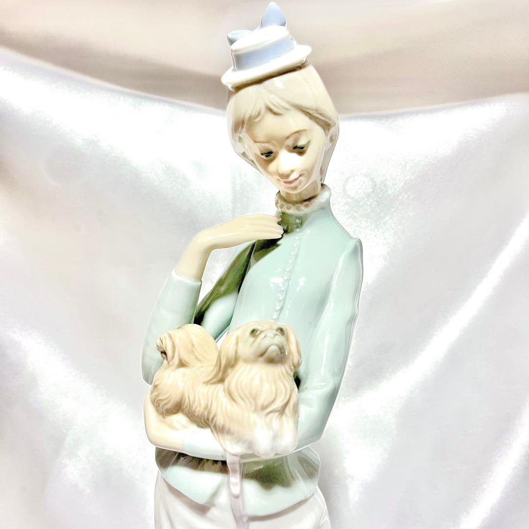 美品！ リヤドロ 仔犬を抱く貴婦人 仔犬とお散歩 犬4893 陶器 置物