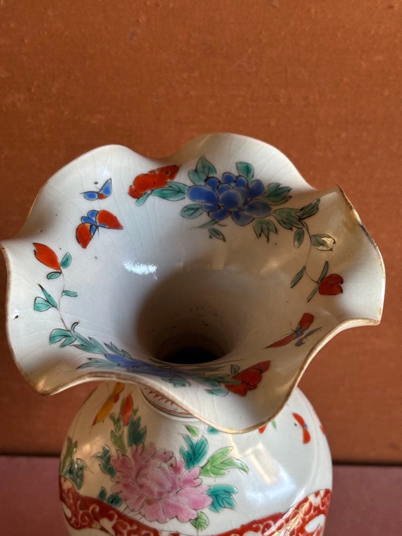 江戸期柿右衛門色絵牡丹花蝶鳳凰歌舞伎役者文尺ニ寸輪花しぼり口瓶　検輸出用初期