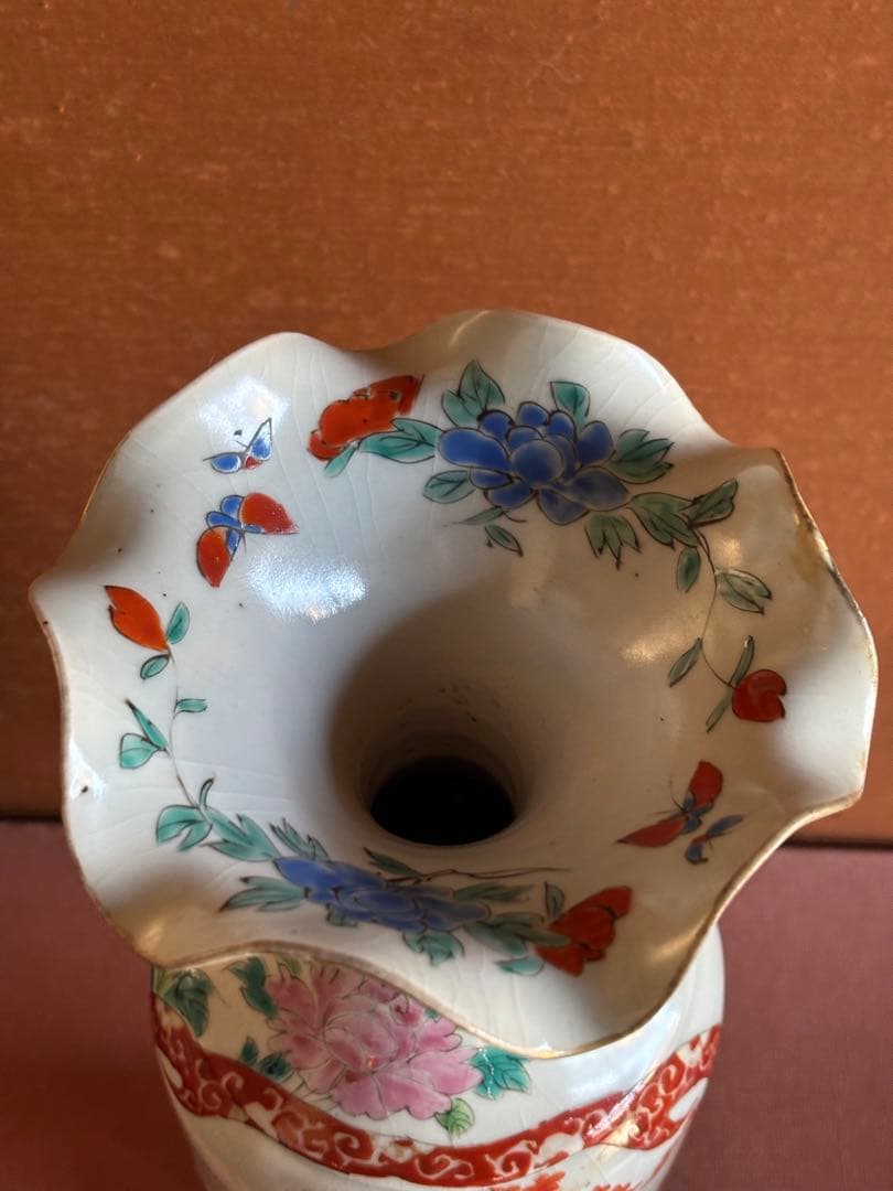 江戸期柿右衛門色絵牡丹花蝶鳳凰歌舞伎役者文尺ニ寸輪花しぼり口瓶　検輸出用初期