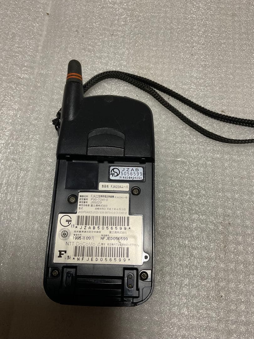 1995年製／NTT・docomo製携帯電話。形式／FJA 22Aムーバ。