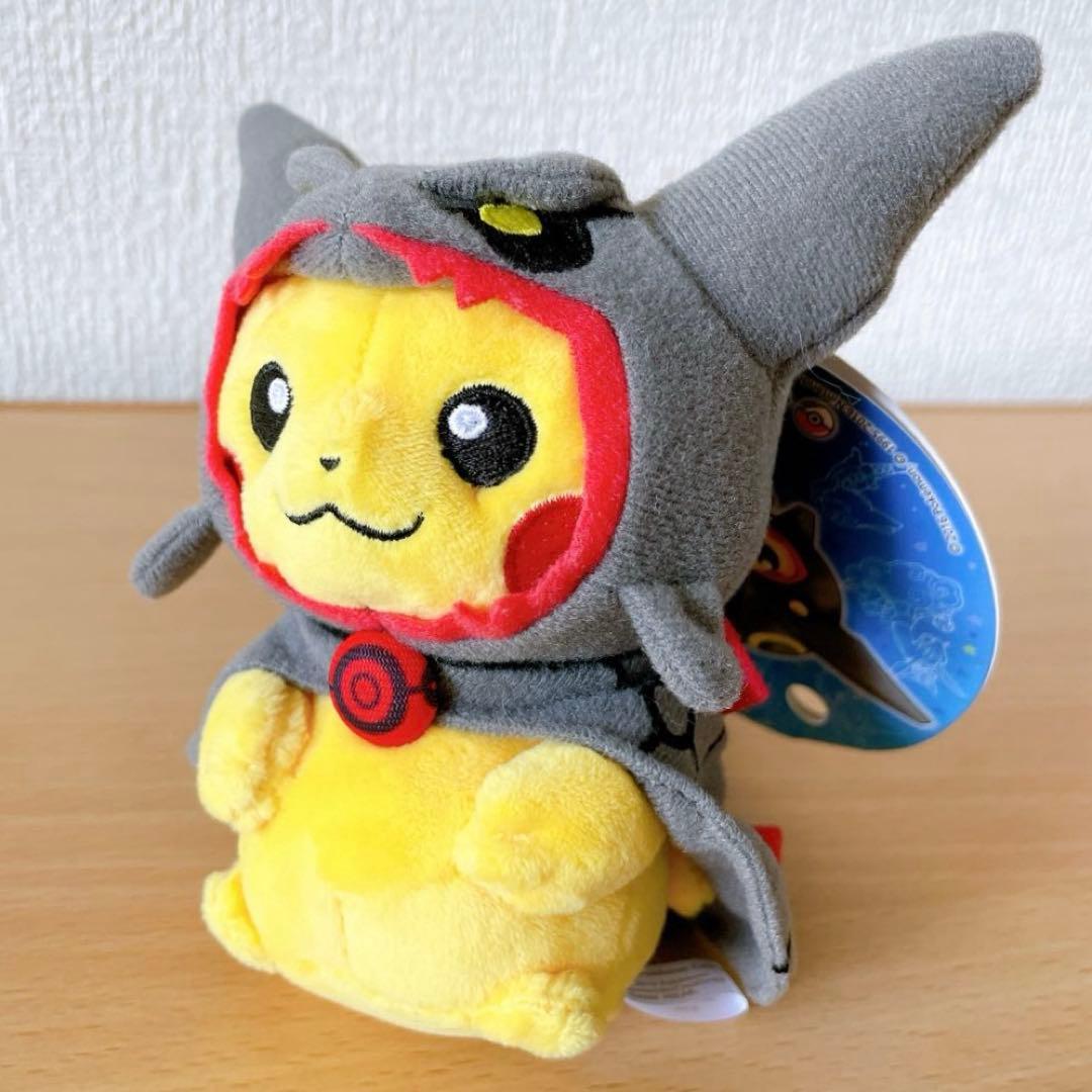 は*と様 黒いレックウザポンチョを着たピカチュウ マスコット タグ付き オープン