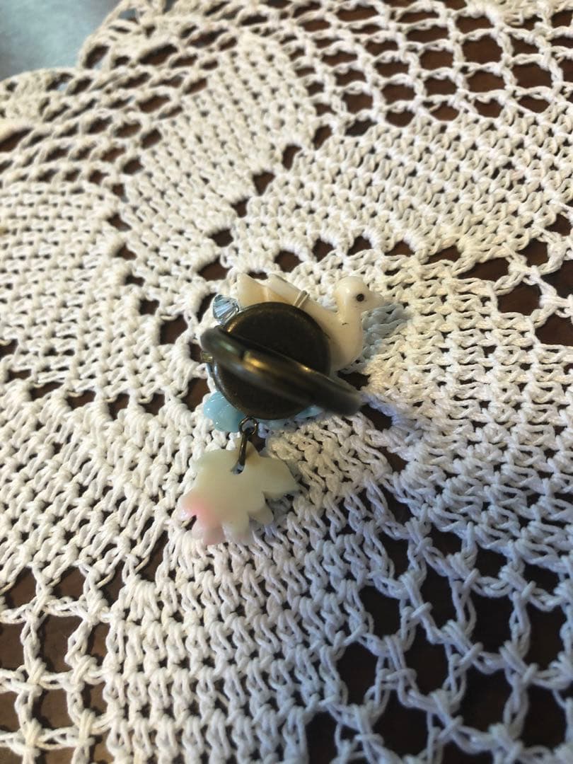 スワンとお花のリング　カナミビジュー