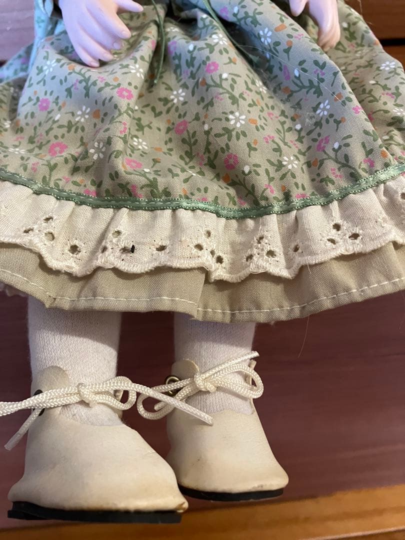 ビスクドール　若草色よもぎ色ドレス　ワンピース　小型　花柄ドレス帽子　金髪