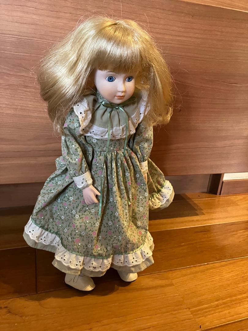 ビスクドール　若草色よもぎ色ドレス　ワンピース　小型　花柄ドレス帽子　金髪