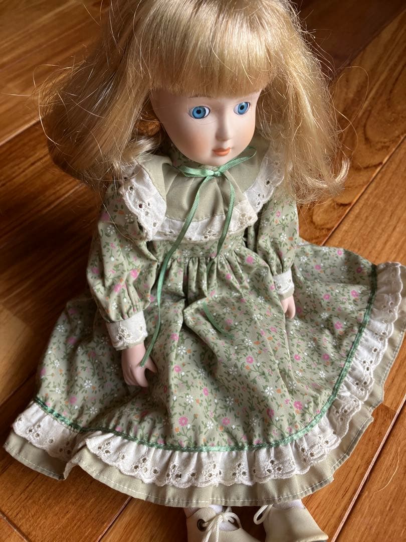 ビスクドール　若草色よもぎ色ドレス　ワンピース　小型　花柄ドレス帽子　金髪