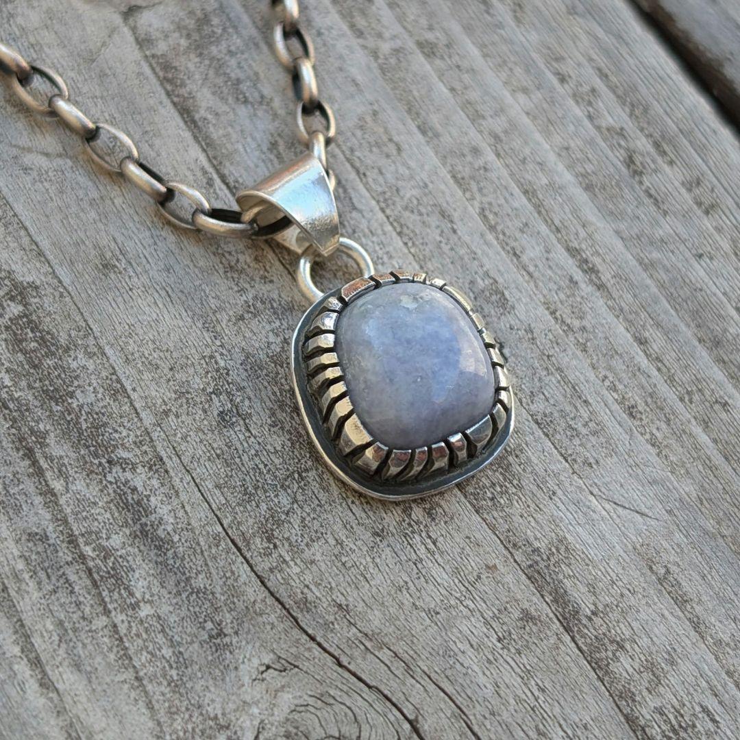 ハンドメイドの糸魚川翡翠　トップ　インディアンジュエリー風　オールハンドメイド