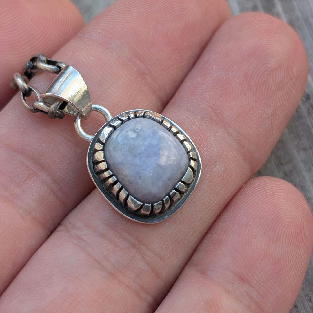 ハンドメイドの糸魚川翡翠　トップ　インディアンジュエリー風　オールハンドメイド