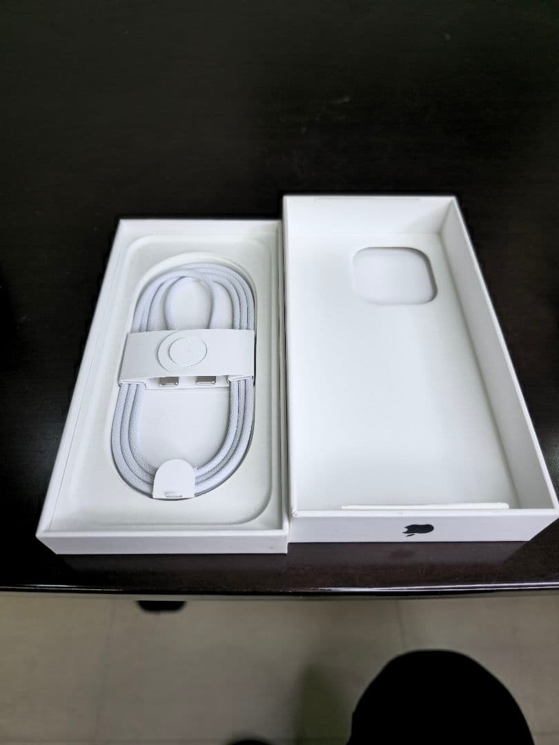 アメリカ版iPhone16pro 1TB SIMフリー ブラックチタニウム 美品