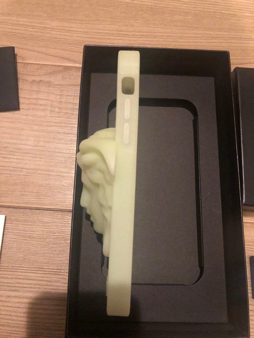 状態良好　VERSACE メデューサ iPhone 用ケース