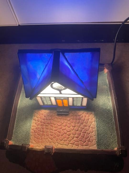 ガラス工芸/ステンドグラス【ステンドガラスのハウス型ライト/青い三角屋根と丸窓