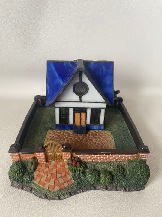 ガラス工芸/ステンドグラス【ステンドガラスのハウス型ライト/青い三角屋根と丸窓