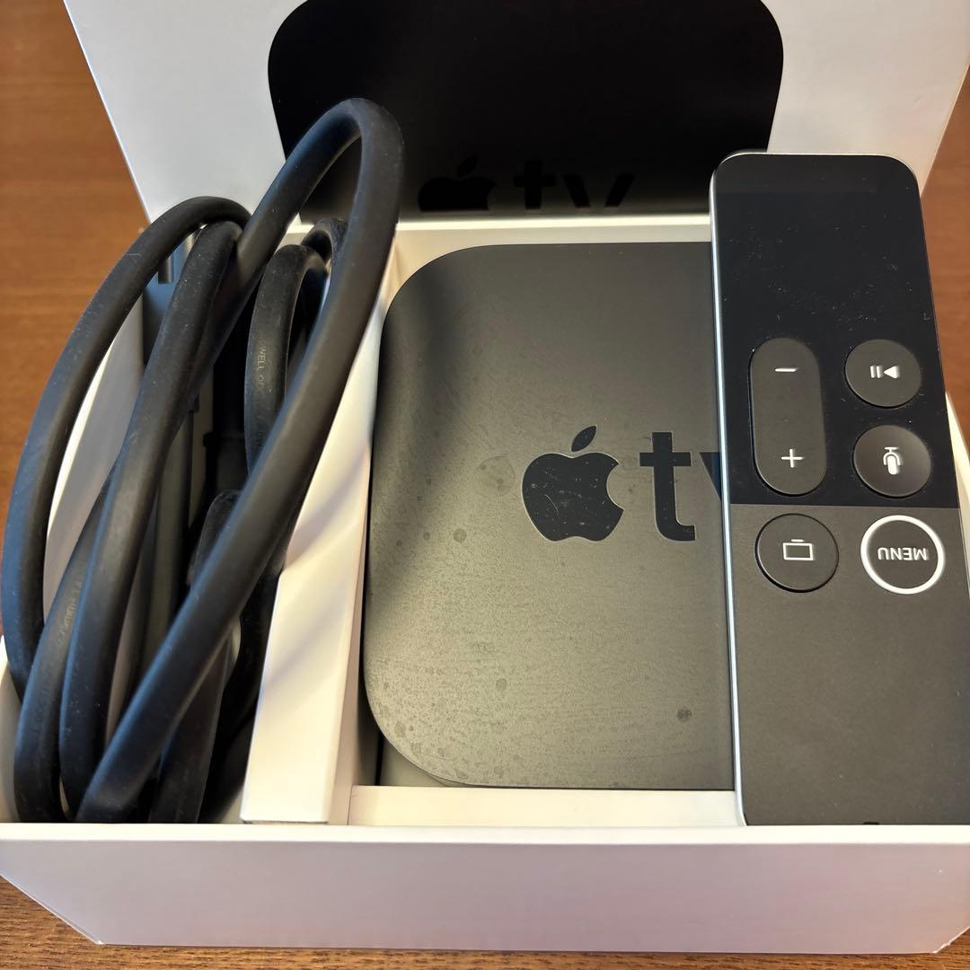 Apple TV 4K 本体とリモコン