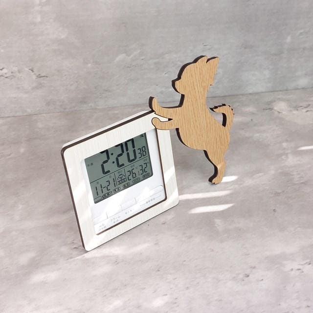 【電波時計】ワンちゃんが寄り添う電波デジタル時計 ― チワワ　ベージュ