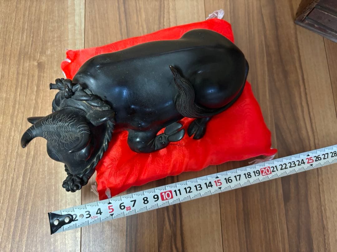 【特注品】臥牛 撫牛 置物 青銅製 座布団付き 約21cm 工芸品 丑年 記念品