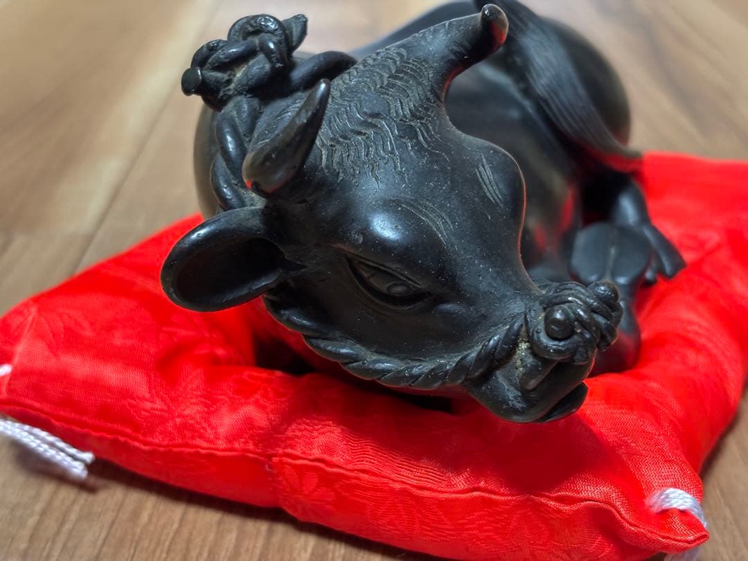 【特注品】臥牛 撫牛 置物 青銅製 座布団付き 約21cm 工芸品 丑年 記念品