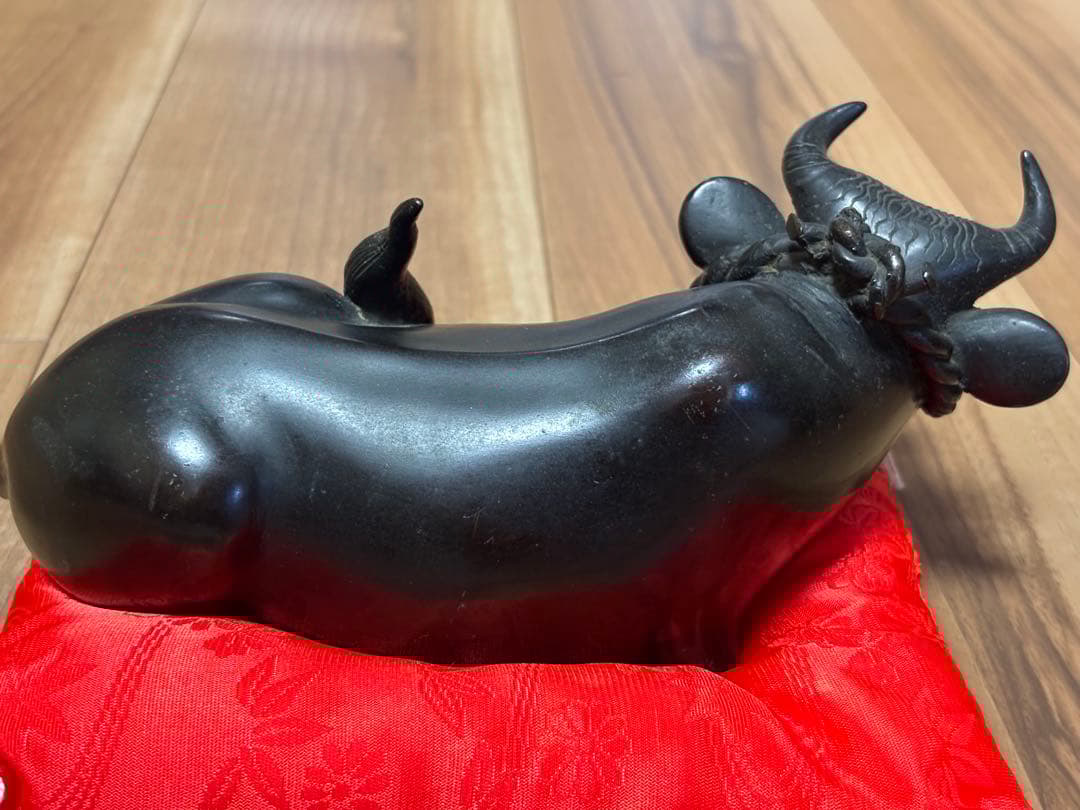【特注品】臥牛 撫牛 置物 青銅製 座布団付き 約21cm 工芸品 丑年 記念品