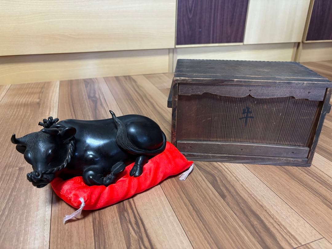 【特注品】臥牛 撫牛 置物 青銅製 座布団付き 約21cm 工芸品 丑年 記念品
