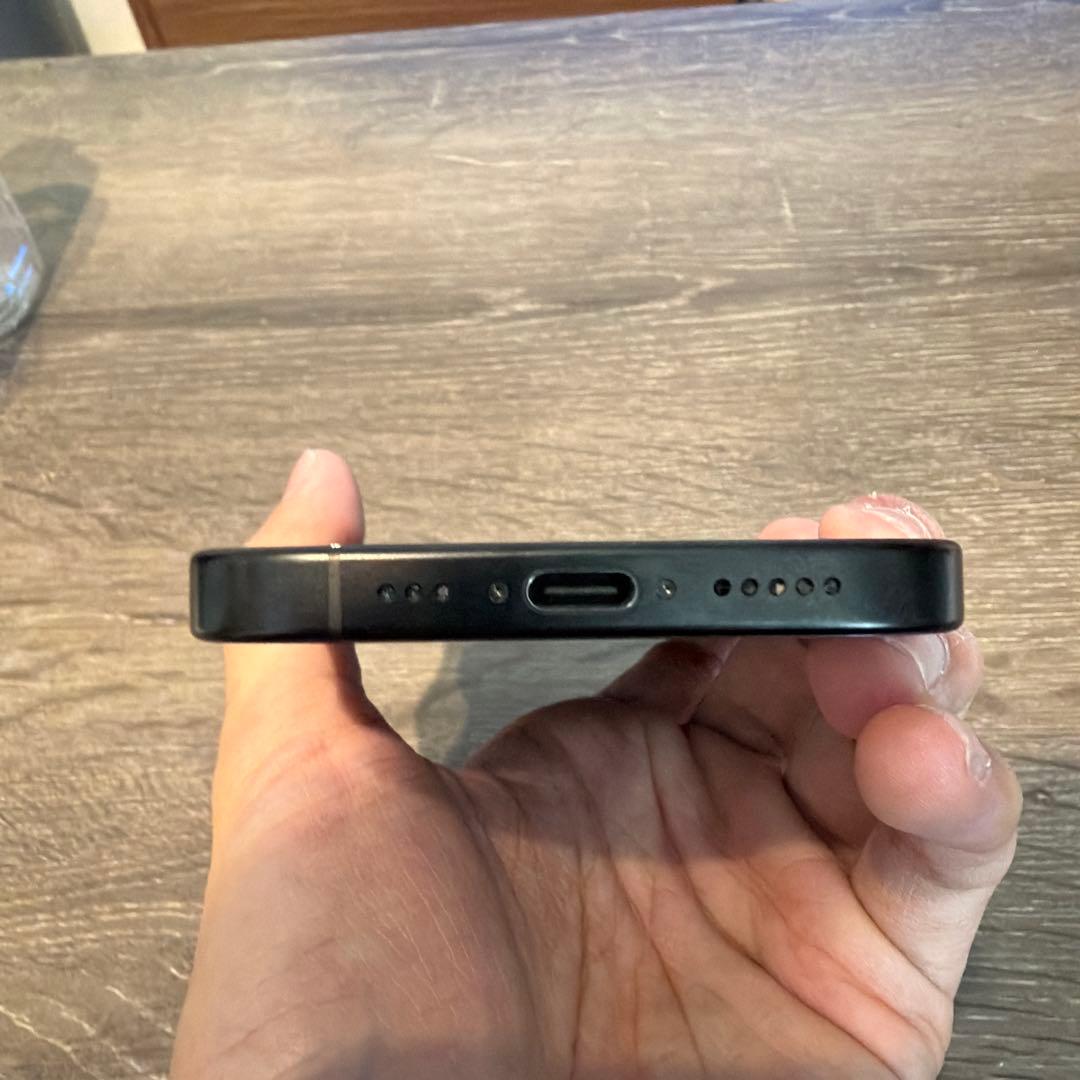 Apple iPhone 16Pro ブラックチタニウム本体