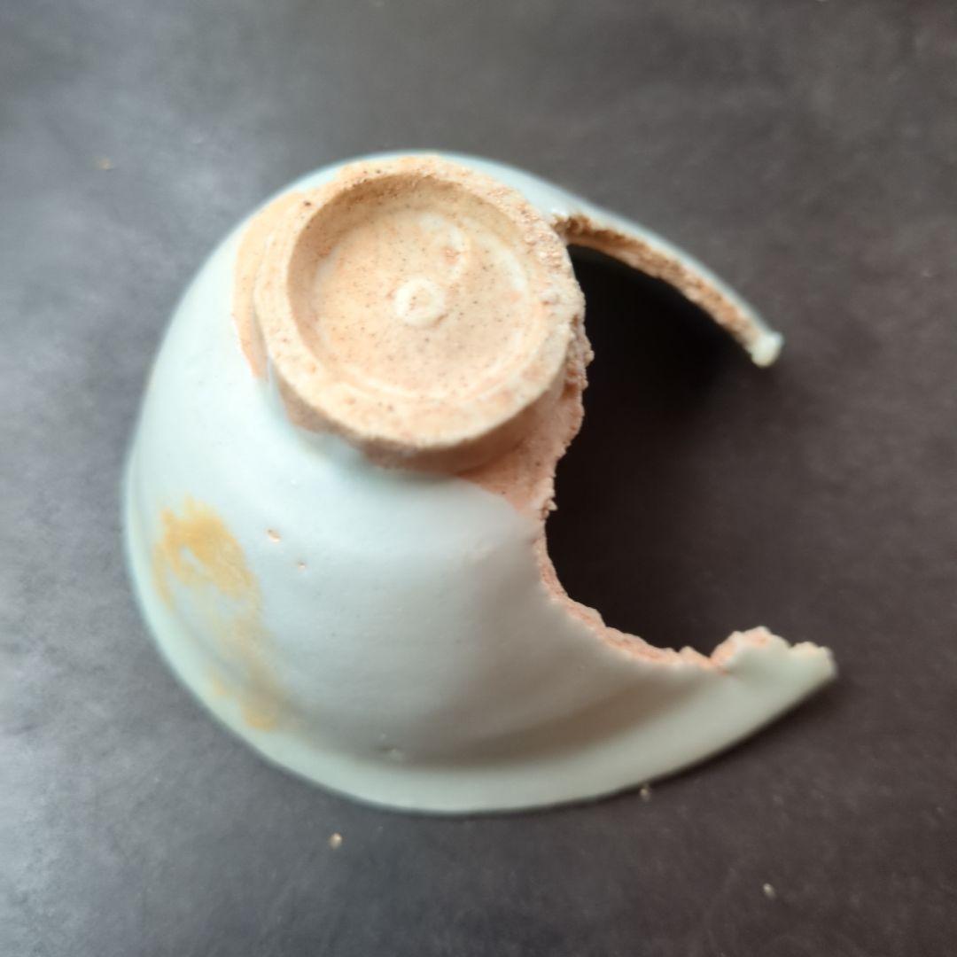 磁器の白色盃（欠けあり）　初期伊万里の陶片