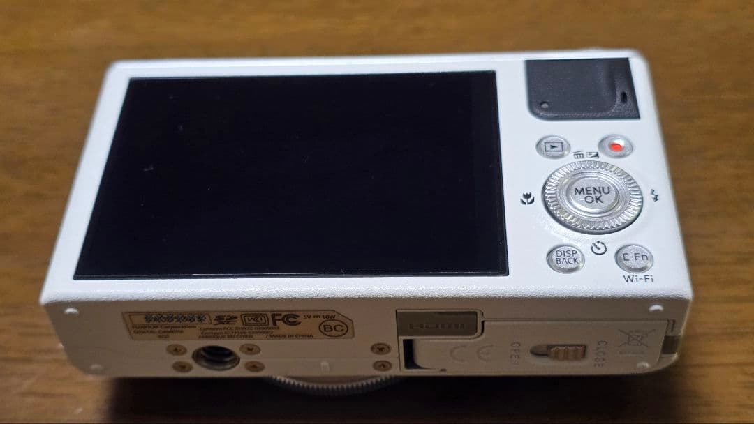 【中古】FUJIFILM XQ2 ホワイト 新品バッテリー付き