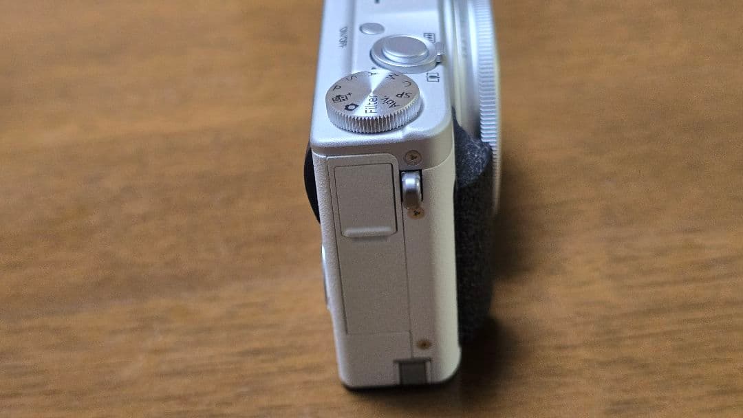 【中古】FUJIFILM XQ2 ホワイト 新品バッテリー付き