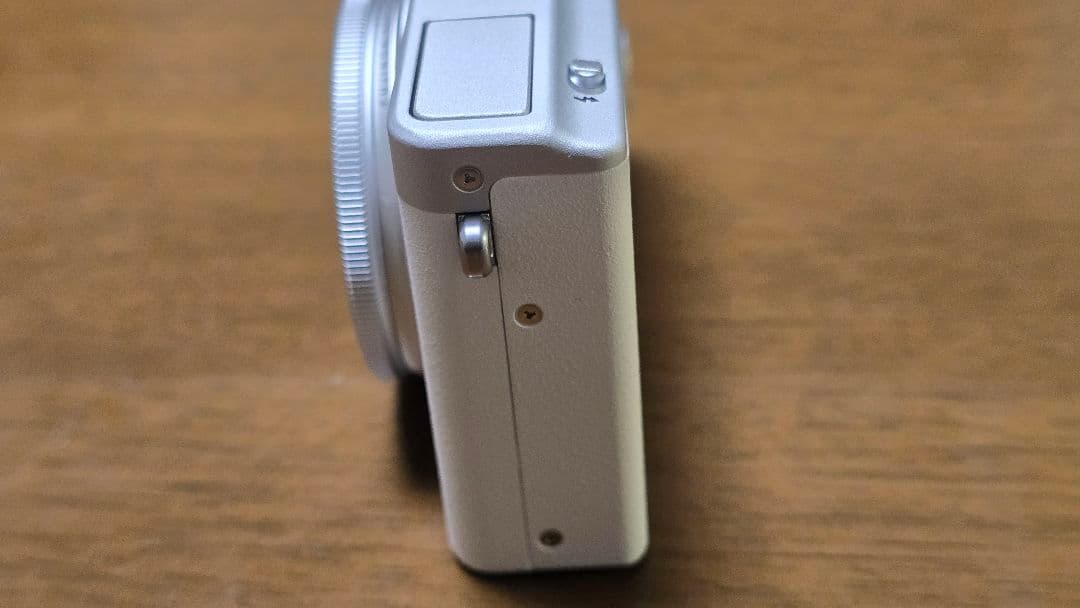 【中古】FUJIFILM XQ2 ホワイト 新品バッテリー付き