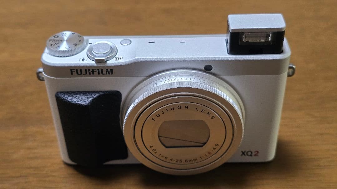 【中古】FUJIFILM XQ2 ホワイト 新品バッテリー付き