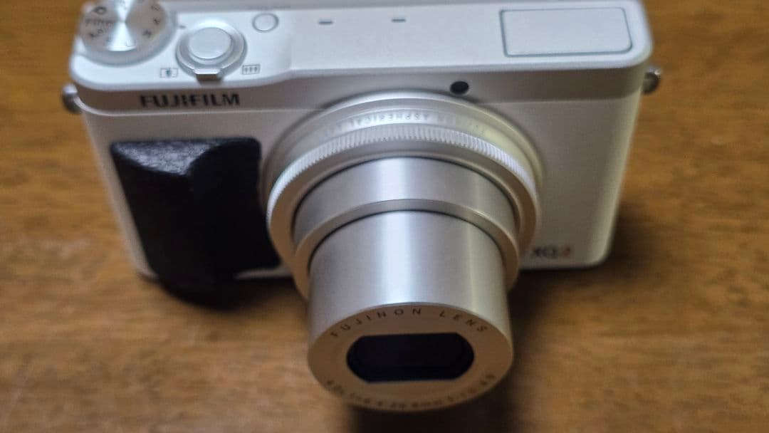 【中古】FUJIFILM XQ2 ホワイト 新品バッテリー付き