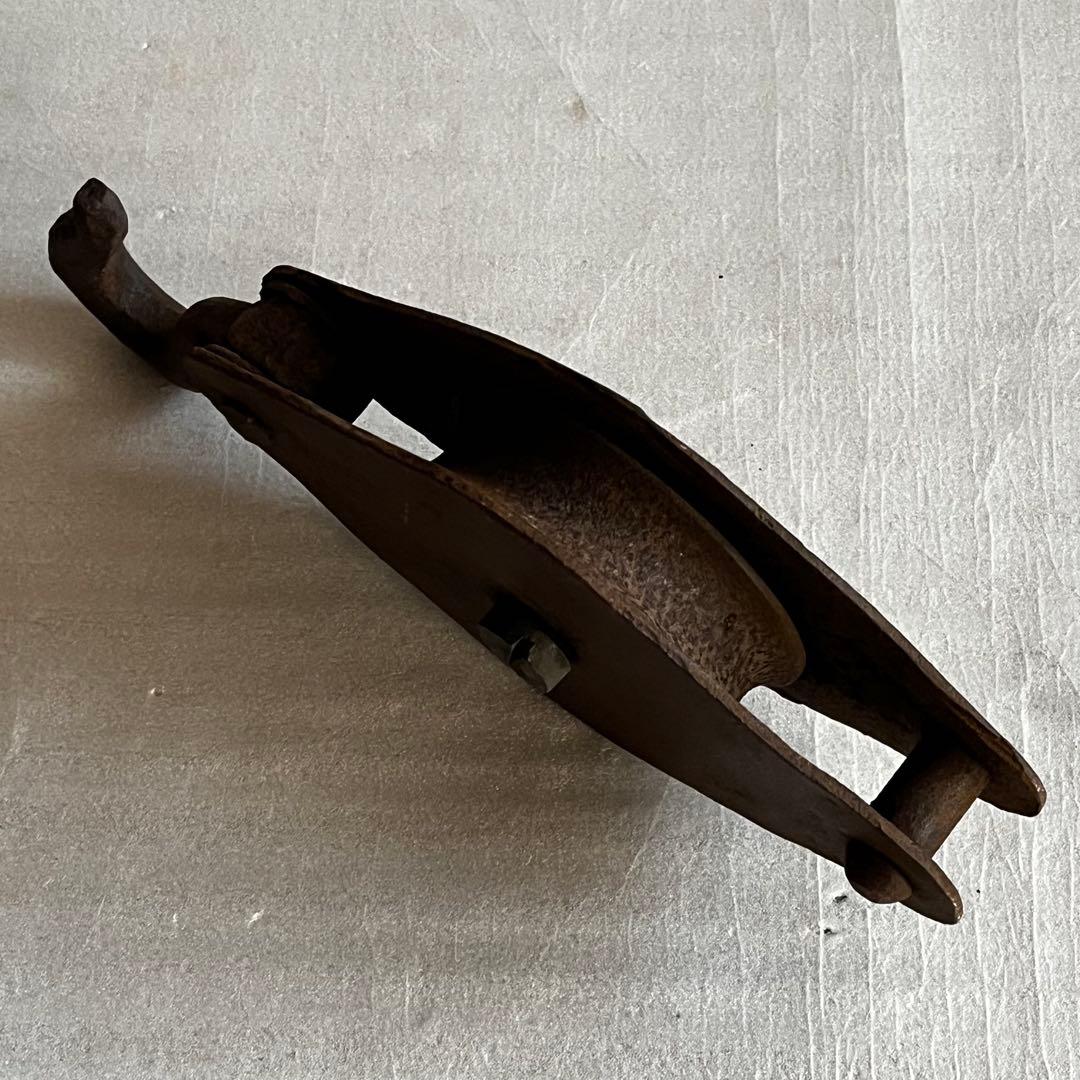 大きな滑車　アンティーク　強力　ローププーリー　元々茅葺き屋根の2階に設置