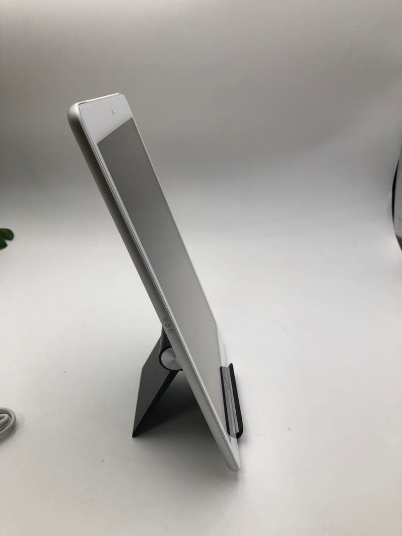 中古 タブレット iPad 第8世代 大容量32GB キャリアDOCOMO