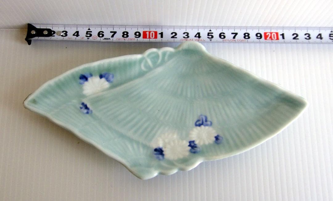 古伊万里　青磁編笠型押白菊紋小皿　変わり皿　２客 アンティーク