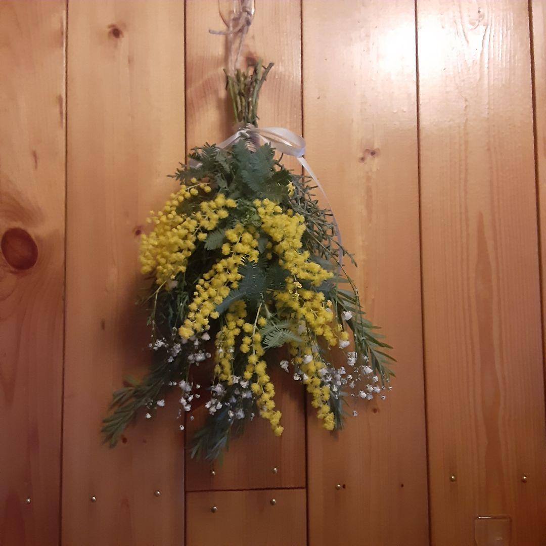 ミモザとカスミソウのスワッグ