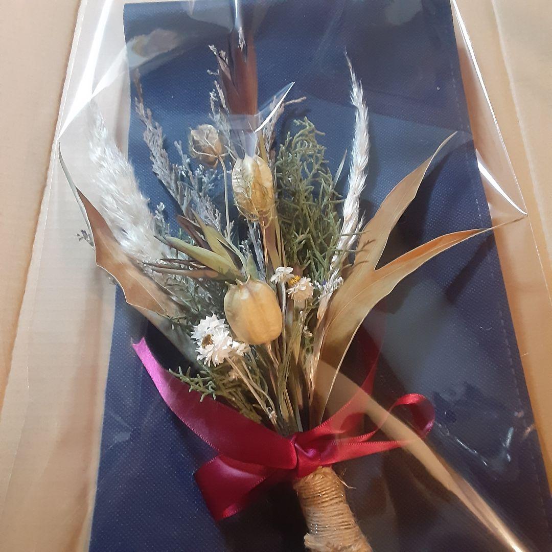 ミモザとカスミソウのスワッグ