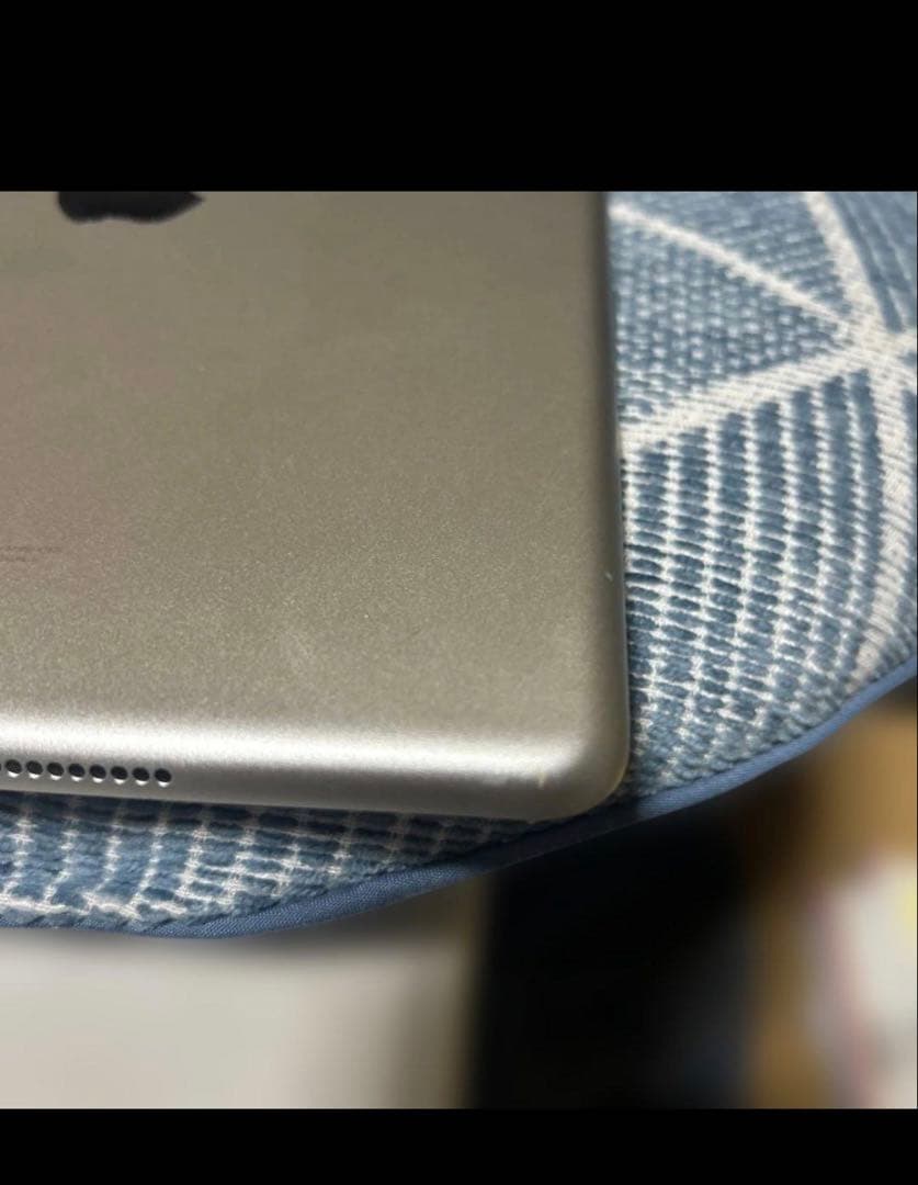 Apple iPad 第5世代シルバー 本体Wi-Fi + Cellular