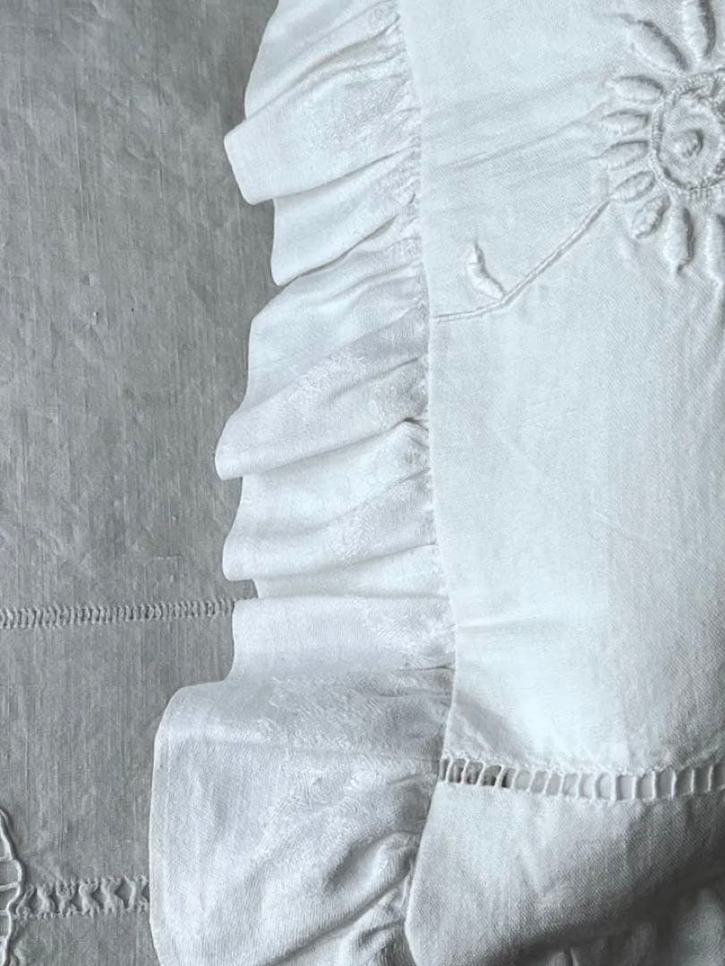 【美品】フランスアンティーク CDとマーガレット手刺繍 フリルクッションカバー