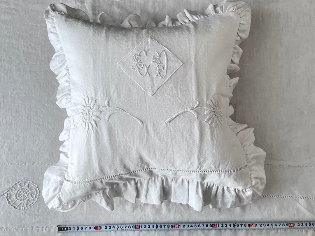 【美品】フランスアンティーク CDとマーガレット手刺繍 フリルクッションカバー
