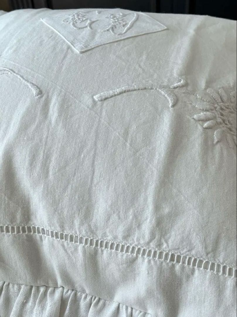 【美品】フランスアンティーク CDとマーガレット手刺繍 フリルクッションカバー