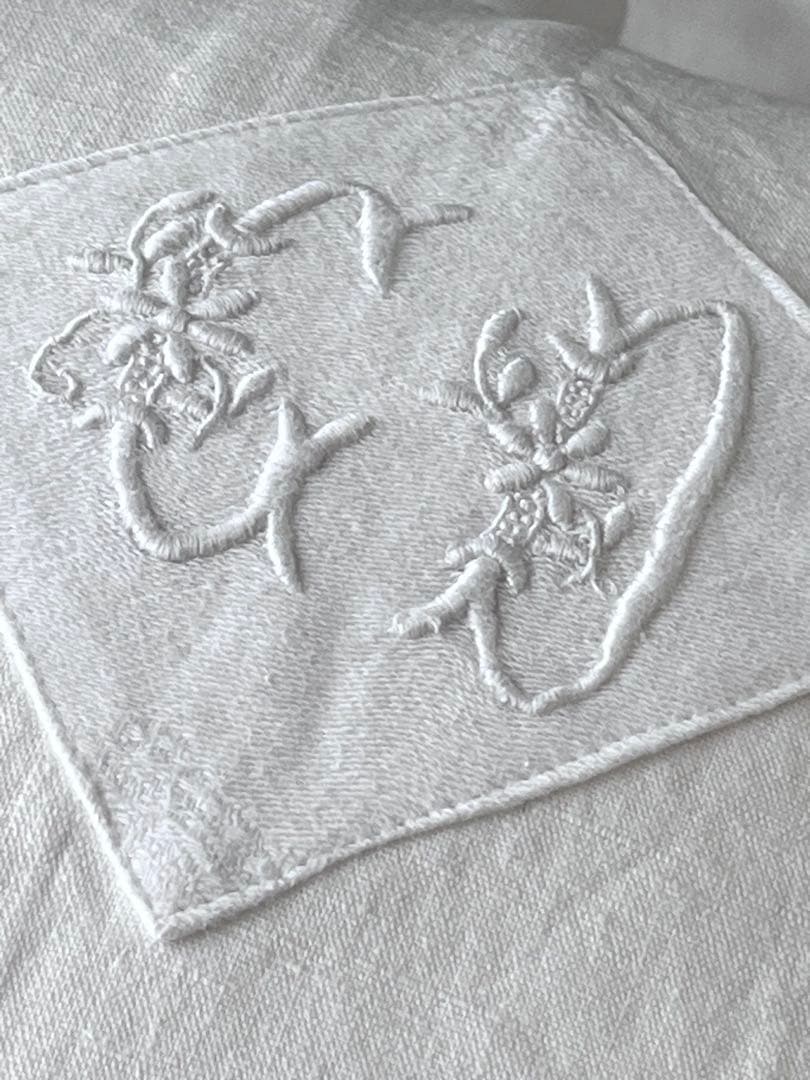 【美品】フランスアンティーク CDとマーガレット手刺繍 フリルクッションカバー
