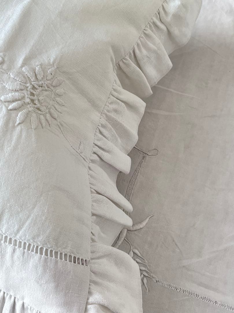 【美品】フランスアンティーク CDとマーガレット手刺繍 フリルクッションカバー