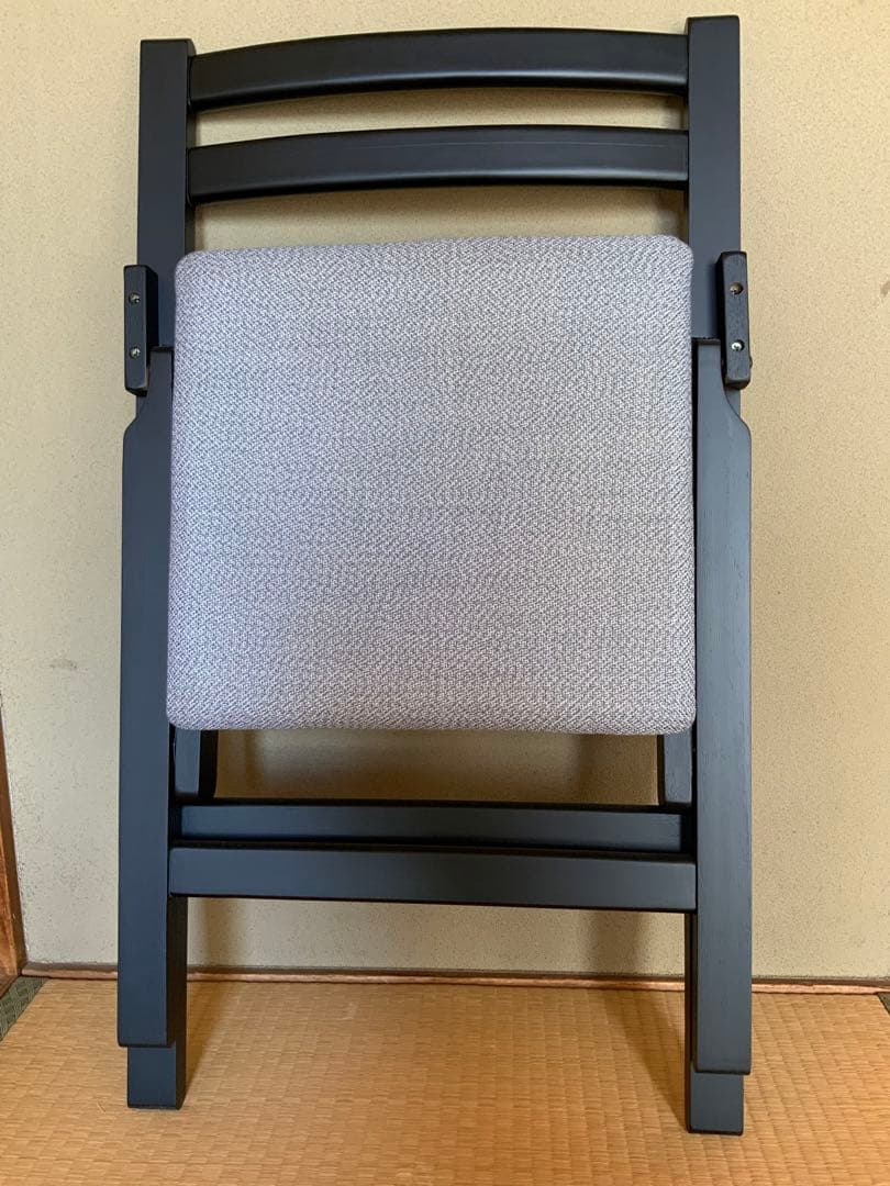 【期間限定お値下げ】折りたたみ式黒木製椅子 グレークッション