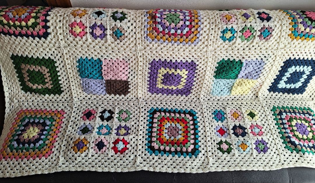 手編み グラニースクエア マルチカバー